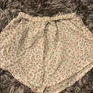 Shein flowy highwaisted floral shorts size small
